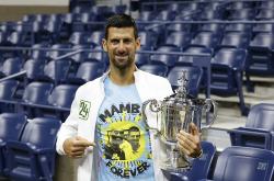 德约科维奇意外战胜瑞士队，锐不可当引爆全场！引发球迷热议(德约科维奇比赛视频中文解说)